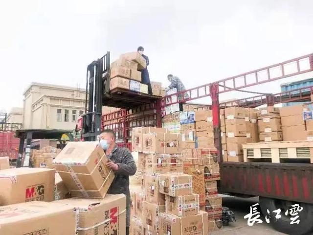 上海第三方物流公司球信网物流运输一批服装